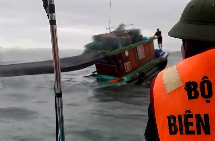 Chìm tàu, 3 ngư dân may mắn thoát nạn tại Quảng Ninh