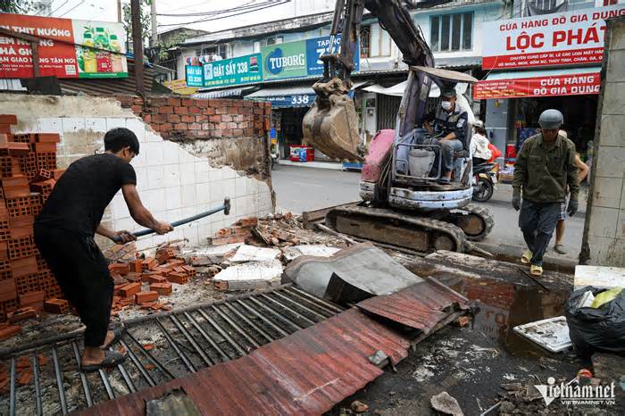 Người dân giao mặt bằng để mở rộng đường, giảm kẹt xe mưa ngập ở TPHCM