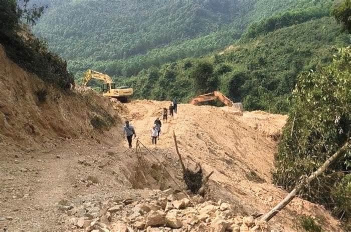 Thi công đường Hồ Chí Minh: San ủi đất xâm phạm rừng tự nhiên