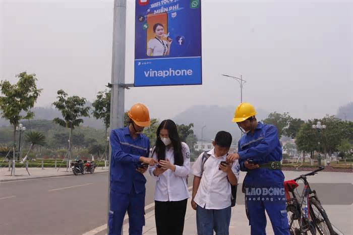 Người dân Sơn La phấn khởi khi Quảng trường Tây Bắc được lắp wifi miễn phí