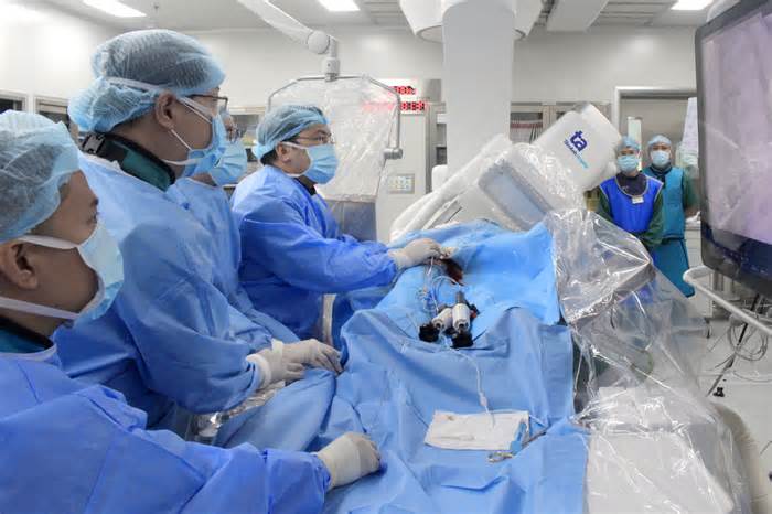Bác sĩ Việt can thiệp tim cho bệnh nhân tại hội nghị quốc tế