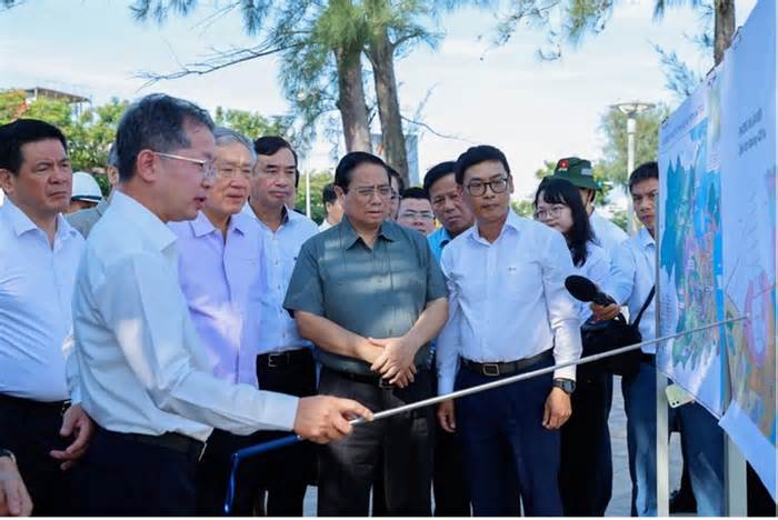 Thủ tướng Phạm Minh Chính khảo sát khu vực nghiên cứu lấn biển và một số dự án trọng điểm của Đà Nẵng