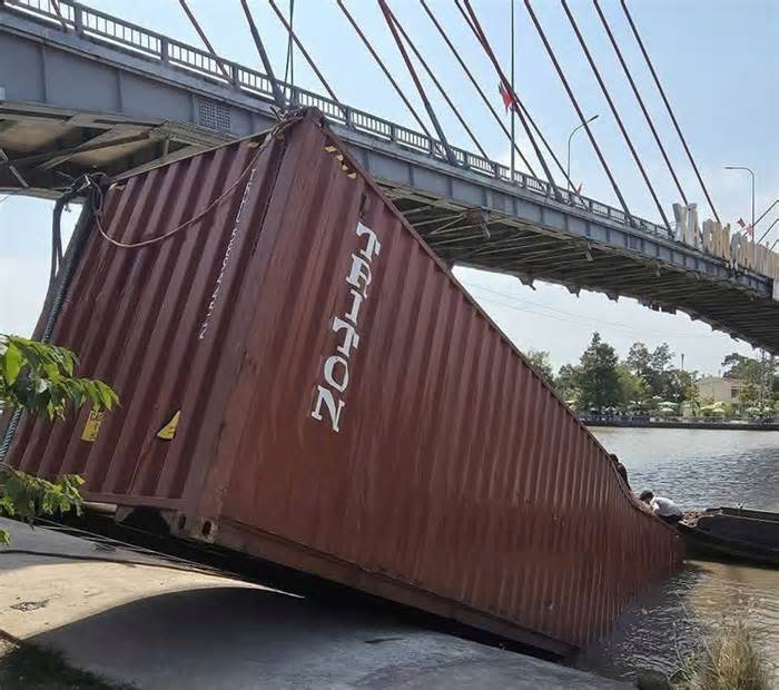 Phạt thuyền trưởng chở thùng container vướng dây điện cầu Chợ Gạo