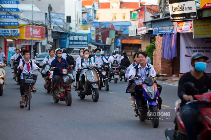 Nam Định cấm học sinh THCS tự đi xe máy điện đến trường