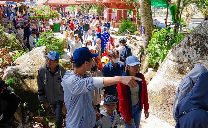 10.000 khách du xuân núi Cấm ngày đầu năm