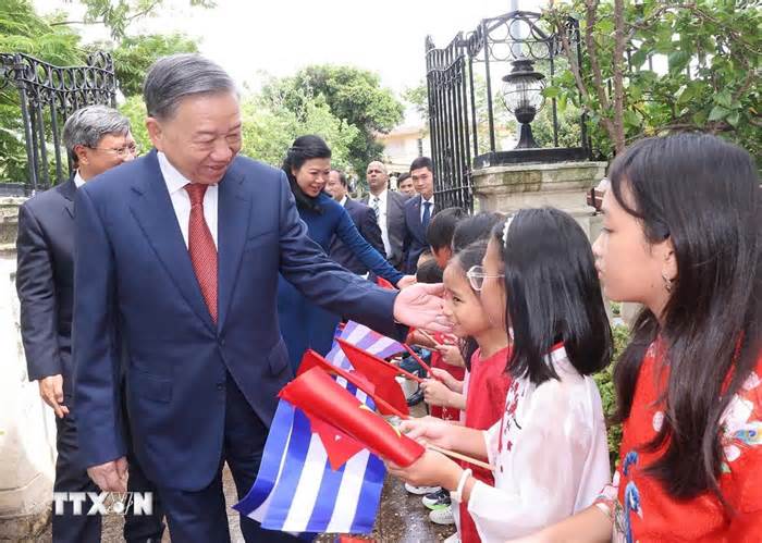 Tổng Bí thư, Chủ tịch nước Tô Lâm thăm Đại sứ quán và gặp gỡ cộng đồng người Việt Nam tại Cuba