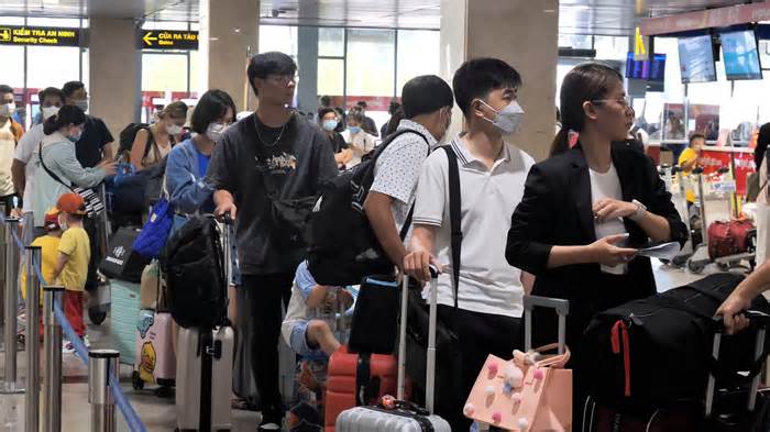 Bến xe, sân bay ở TP Hồ Chí Minh chật cứng người trong ngày đầu nghỉ lễ