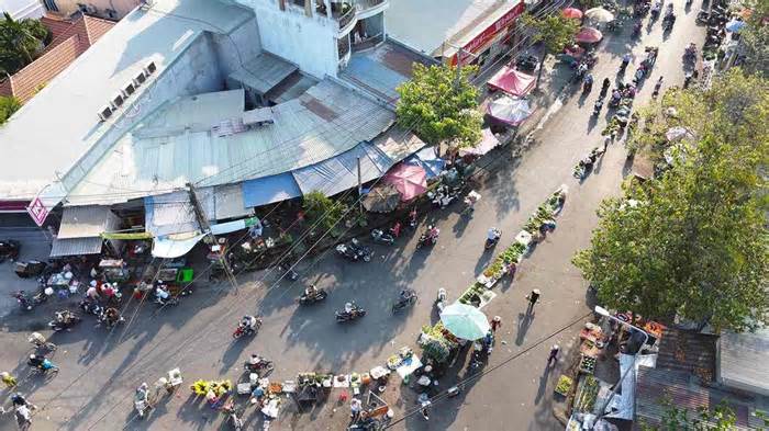 Ngang nhiên lấn chiếm ra giữa đường buôn bán đông người ở Đồng Nai