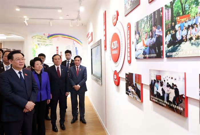 Chủ tịch Quốc hội thăm Trung tâm lập pháp Hồng Kiều, thành phố Thượng Hải, Trung Quốc