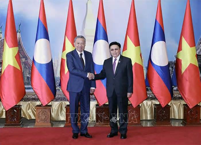 Dành ưu tiên cao nhất cho củng cố và tăng cường quan hệ hữu nghị vĩ đại, đoàn kết đặc biệt, hợp tác toàn diện Việt Nam-Lào