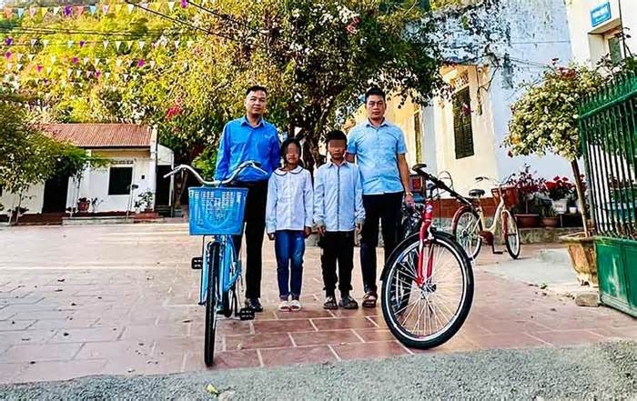 Trao tặng 13 xe đạp cho học sinh có hoàn cảnh khó khăn tại Điện Biên