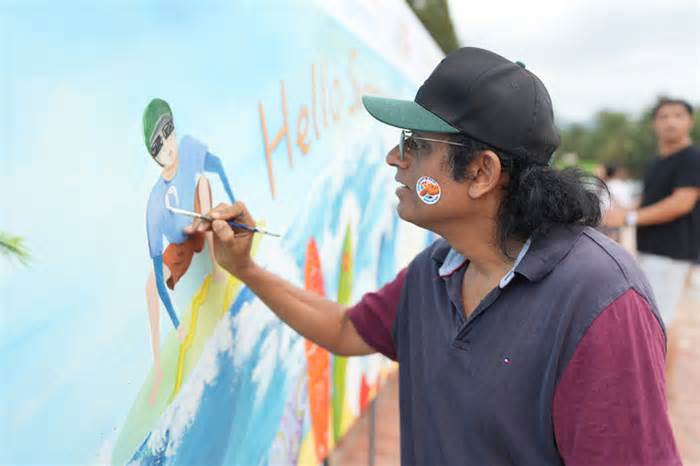 Bức tranh dài hơn 40 mét được du khách cùng trẻ em vẽ trên bãi biển Đà Nẵng