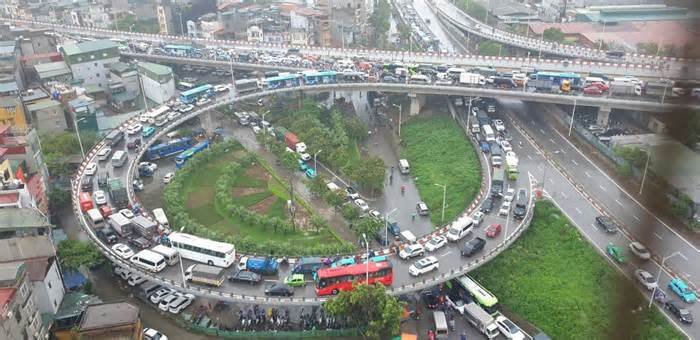 Cầu Vĩnh Tuy hướng về Long Biên ùn tắc nghiêm trọng