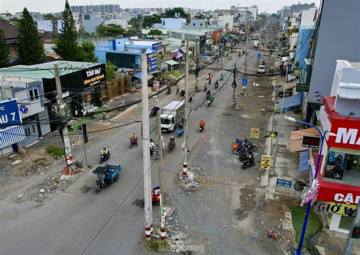 Dự án giao thông TPHCM chậm tiến độ vì 'vướng' trụ điện: Đại diện ngành điện nói gì?