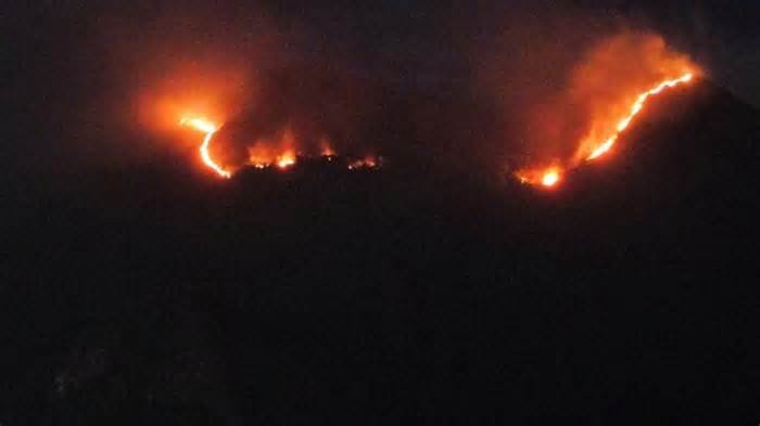 Khánh Hòa: Đang cháy lớn núi cô Tiên, đã đưa 25 người xuống núi