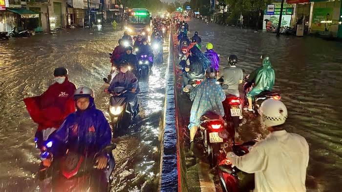 Sau mưa lại bung cống, nứt đường, chống ngập cho thành phố Thủ Đức khó quá?