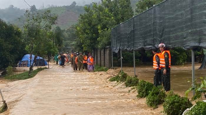 Lâm Đồng: Mưa lớn gây ngập nhà dân, giao thông bị chia cắt ở các huyện phía Nam