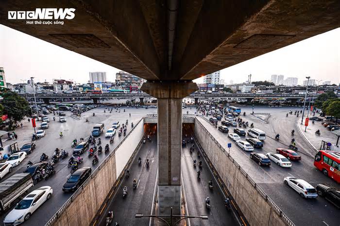 4 ngày phân luồng nút giao Thanh Xuân: Đường thoáng hơn, vỉa hè vẫn bị xâm chiếm