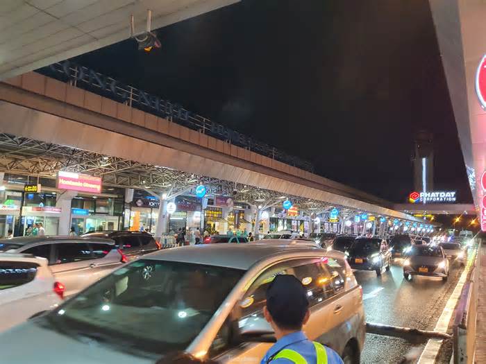 Sân bay Tân Sơn Nhất đông nghịt, khách vật vã từ mờ sáng 27 Tết