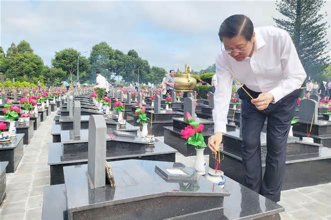 Dâng hoa, dâng hương tưởng niệm các Anh hùng Liệt sỹ tại Đắk Lắk