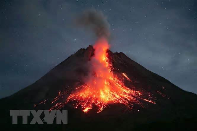Núi lửa Merapi của Indonesia phun trào nham thạch chảy dài hơn 2km