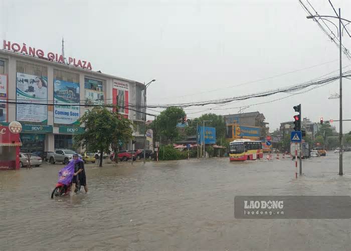 Thái Nguyên mưa trắng trời, người dân bì bõm lội nước