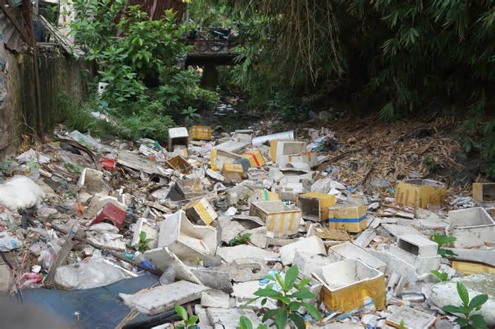 2 kênh thoát nước cho sân bay Tân Sơn Nhất bị bức tử bởi rác thải