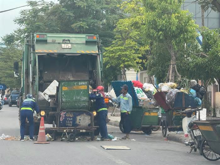 Trường mầm non 'khốn khổ' vì điểm trung chuyển rác thải