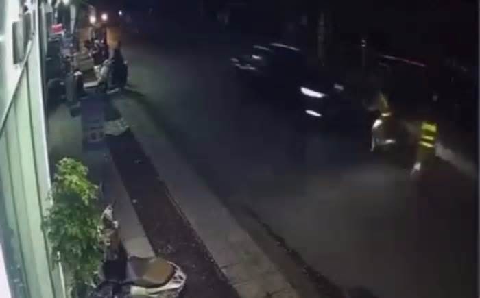 Clip nam thanh niên lái xe ôtô tông thẳng vào 2 CSGT ở Hà Nam rồi bỏ trốn