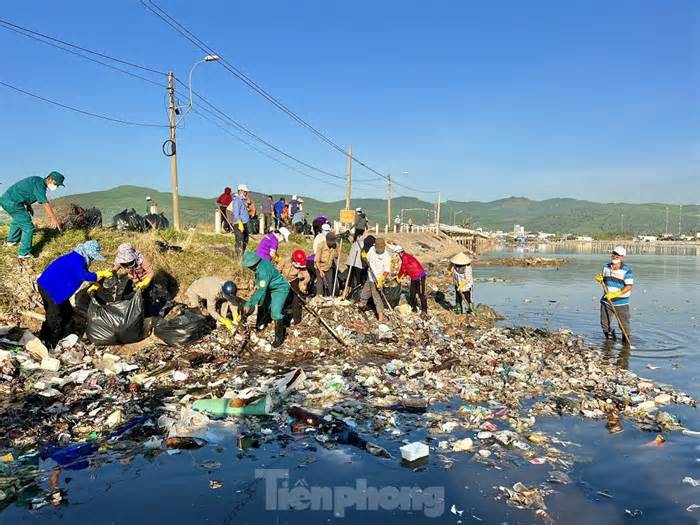 Đoàn viên thanh niên cùng người dân thu gom hàng chục tấn rác ở Sa Huỳnh