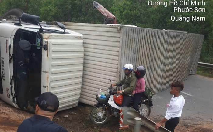 Xe tải lật chắn ngang đường Hồ Chí Minh, giao thông tê liệt