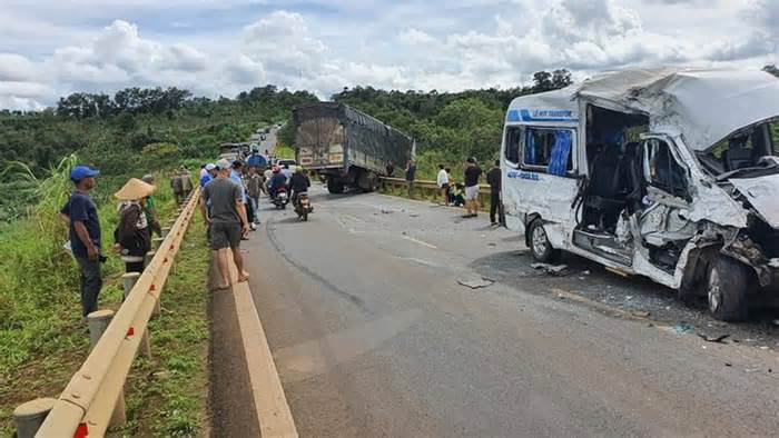 Xe khách 16 chỗ và xe tải tông nhau, 13 người thương vong ở Đắk Lắk