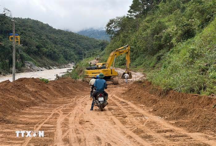 Quảng Ngãi: Chạy đua với thời tiết, nỗ lực thông tuyến vào Ngọc Linh