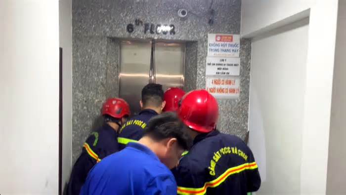 Giải cứu 3 người mắc kẹt trong thang máy khách sạn tại Huế