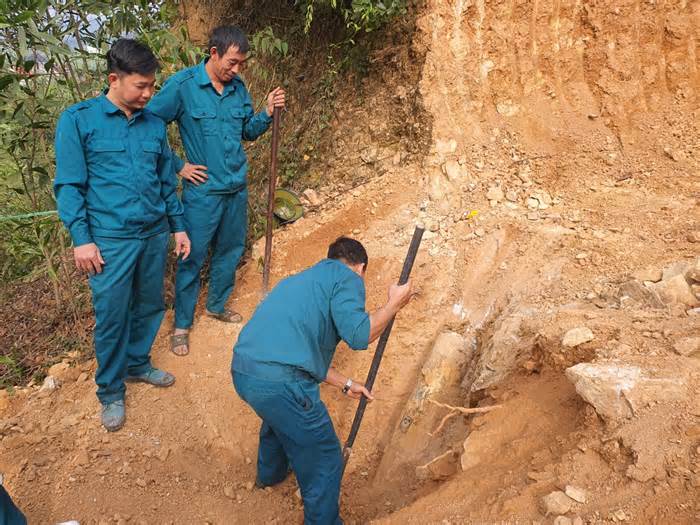 Đào đất trong vườn, tá hỏa phát hiện quả bom còn nguyên ngòi nổ