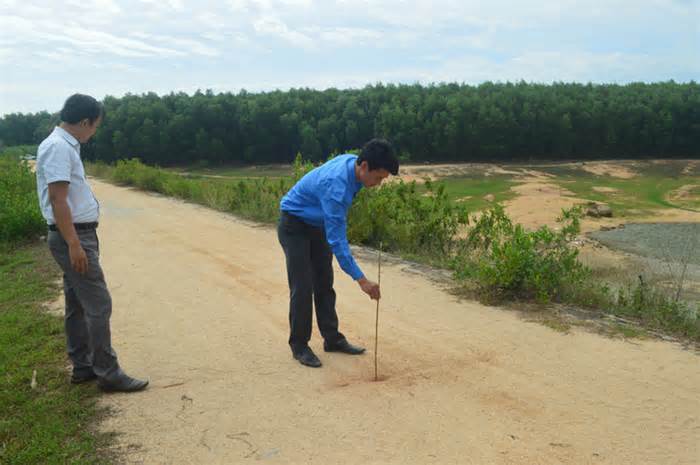 Thân đập hồ chứa nước dung tích hơn 1,5 triệu m³ nứt bất thường