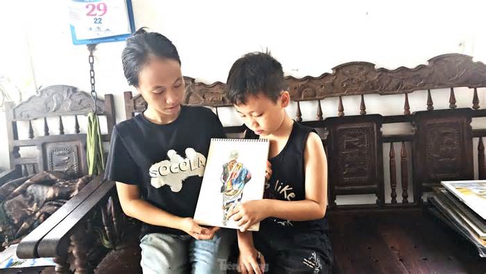 Bé trai 10 tuổi vẽ tranh về sư Thích Minh Tuệ thu hút người xem