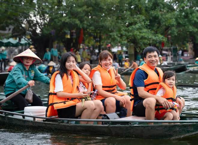 Du lịch Ninh Bình bùng nổ, mỗi ngày nghỉ lễ thu 200 tỉ đồng