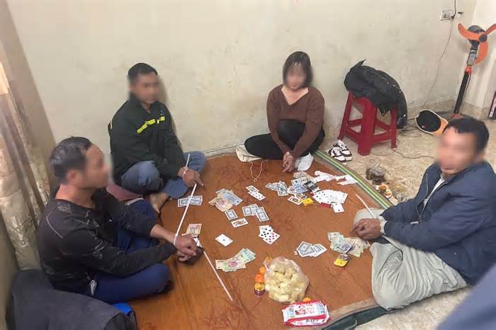 Bắt quả tang 4 đối tượng đánh bạc bằng hình thức chơi phỏm ở Quảng Ninh