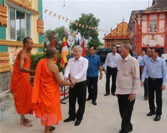 Chủ tịch Ủy ban Trung ương MTTQ chúc Tết Chôl Chnăm Thmây tại Bạc Liêu