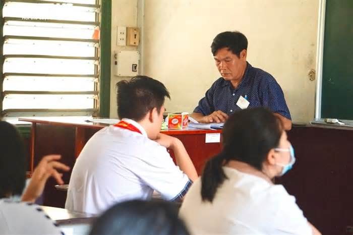 Làm thủ tục dự thi lớp 10 Hà Nội, thí sinh cần chuẩn bị giấy tờ gì?