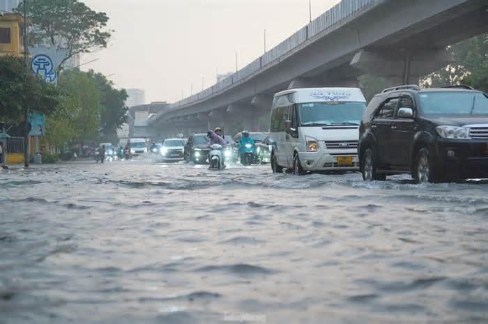 Mưa lớn xuyên đêm, nhiều tuyến đường ngập sâu, người Hà Nội rời nhà trước 6h sáng vẫn không thoát tắc