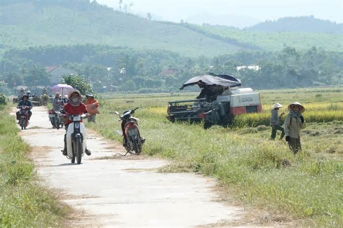 Tái diễn nạn bảo kê máy gặt lúa tại Hà Tĩnh