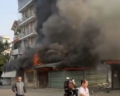 Đám cháy ở gần chợ nông sản Văn Quán