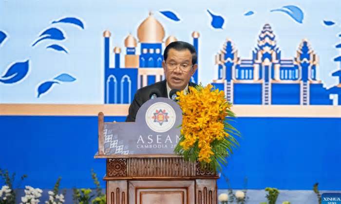 Thủ tướng Campuchia Hun Sen kêu gọi Ukraina không dùng bom chùm của Mỹ