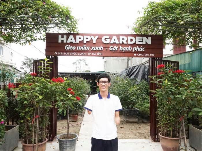 Thạc sỹ mất đôi tay “gieo” lạc quan qua “khu vườn hạnh phúc”