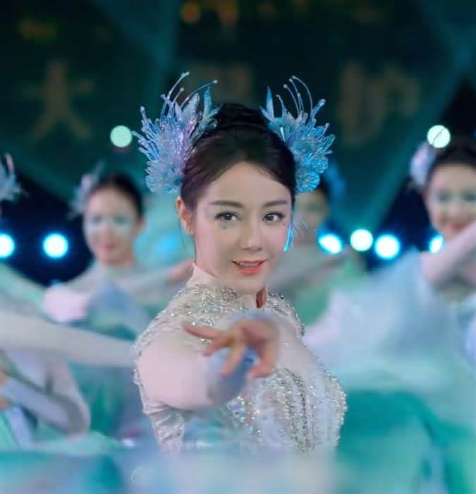 260 triệu người chê Địch Lệ Nhiệt Ba trang điểm xấu