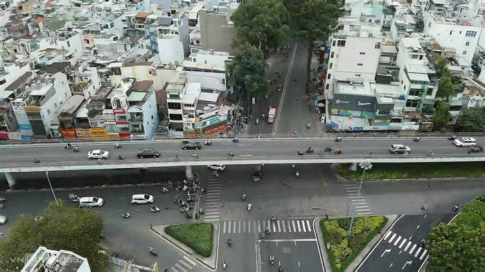 Cầu vượt thép ở nội đô TP HCM thành 'điểm đen' tai nạn