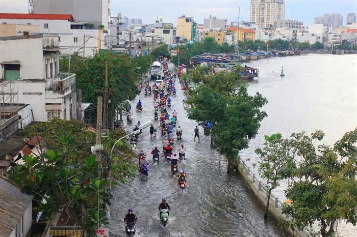 Người dân TPHCM chật vật về nhà khi triều cường đạt đỉnh, đường phố ngập lụt