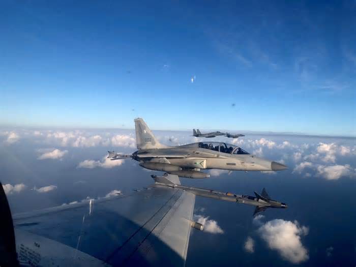 Hai máy bay Trung Quốc ‘vây’ một máy bay Philippines ở Biển Đông
